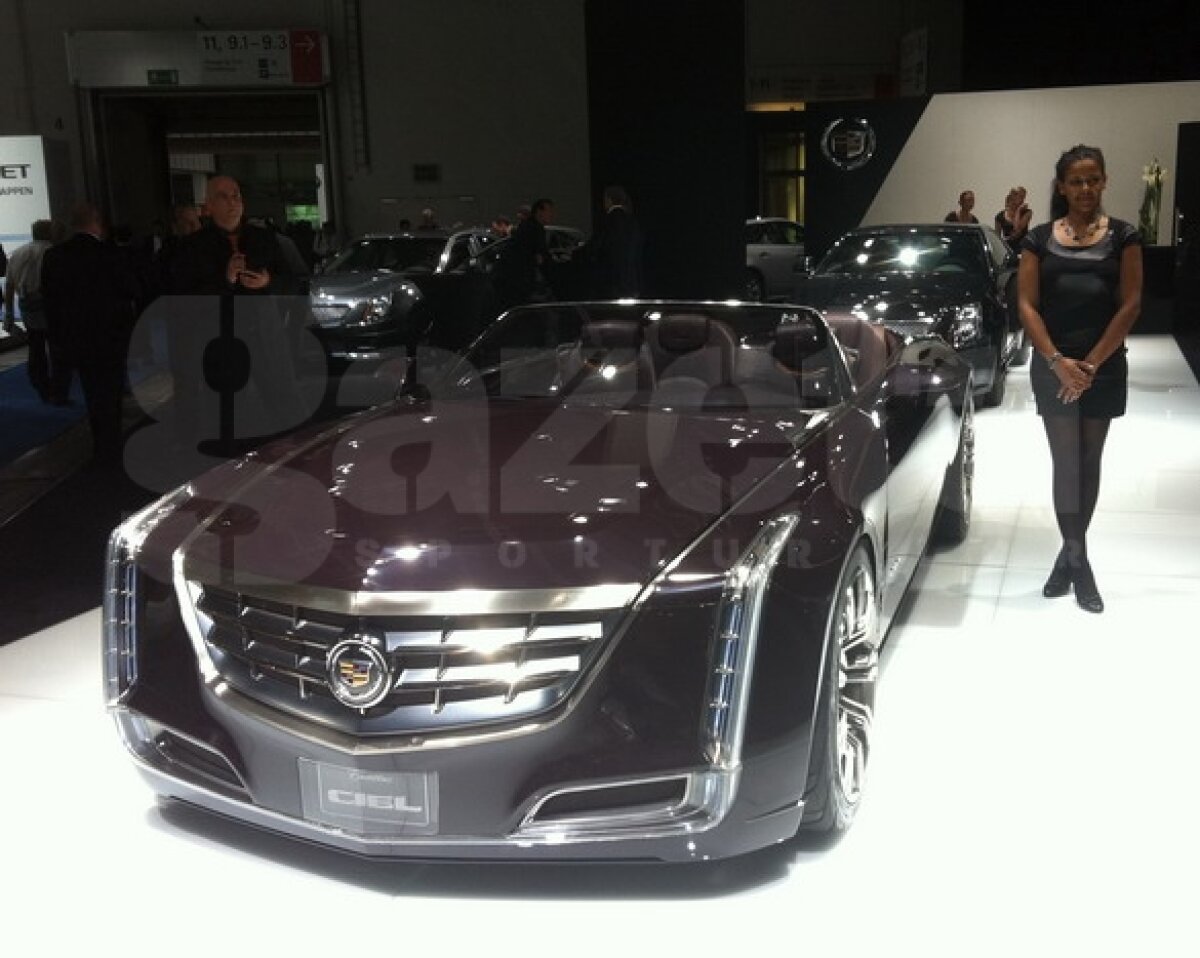 FOTO Maşinile şi asistentele au furat privirile celor de la Salonul Auto de la Frankfurt