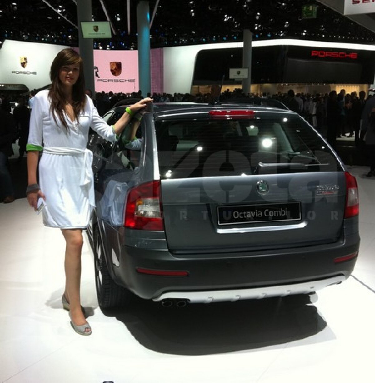 FOTO Maşinile şi asistentele au furat privirile celor de la Salonul Auto de la Frankfurt