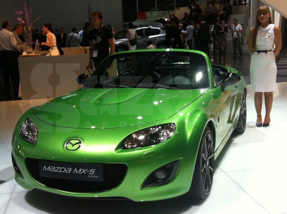 FOTO Maşinile şi asistentele au furat privirile celor de la Salonul Auto de la Frankfurt