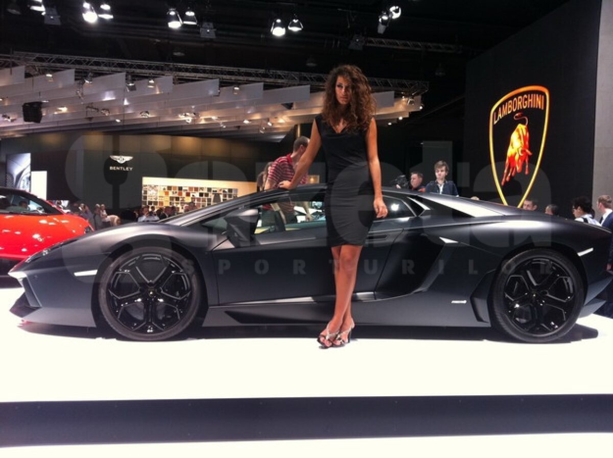 FOTO Maşinile şi asistentele au furat privirile celor de la Salonul Auto de la Frankfurt