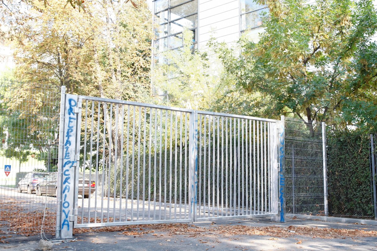 Fanii Universităţii au scris mesaje PRO Craiova pe gardul FRF