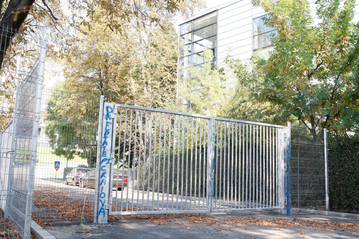 Fanii Universităţii au scris mesaje PRO Craiova pe gardul FRF