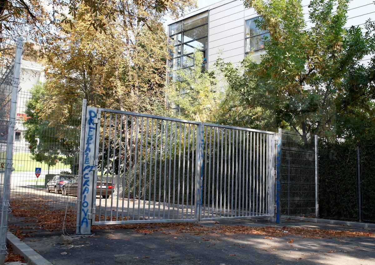 Fanii Universităţii au scris mesaje PRO Craiova pe gardul FRF