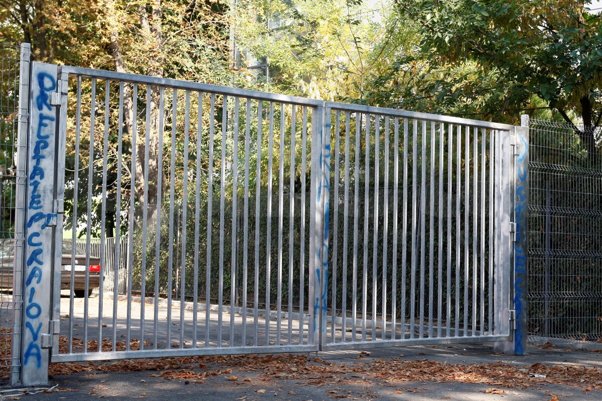 Fanii Universităţii au scris mesaje PRO Craiova pe gardul FRF