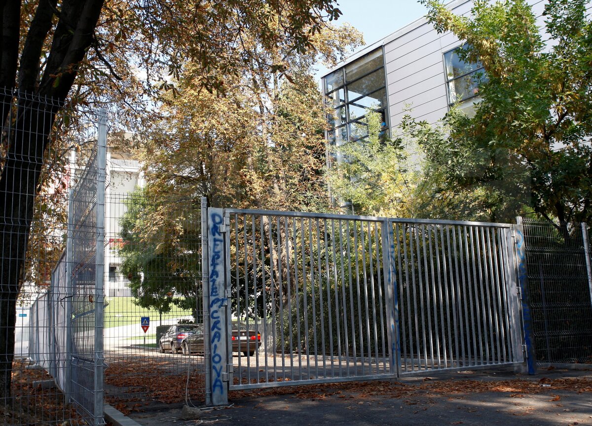 Fanii Universităţii au scris mesaje PRO Craiova pe gardul FRF