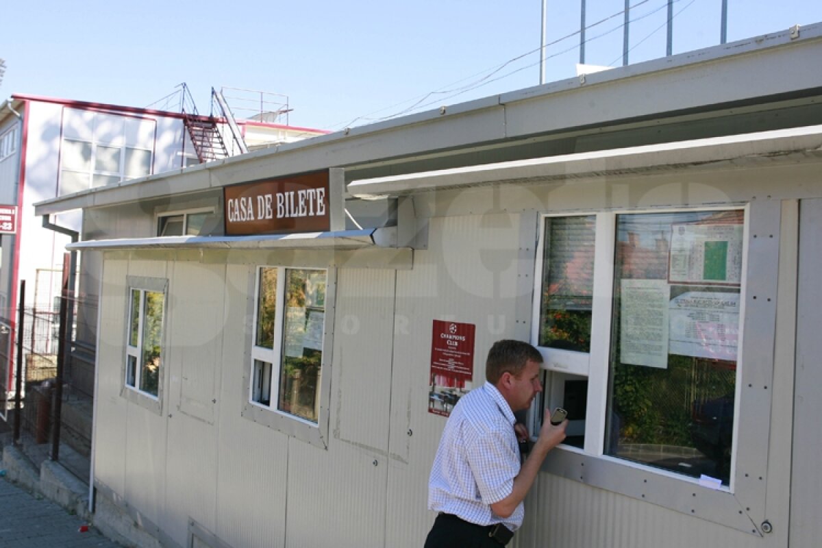 FOTO » Dimineaţă mai erau 8.000 de bilete pentru Steaua-Schalke. La Cluj a început ploaia