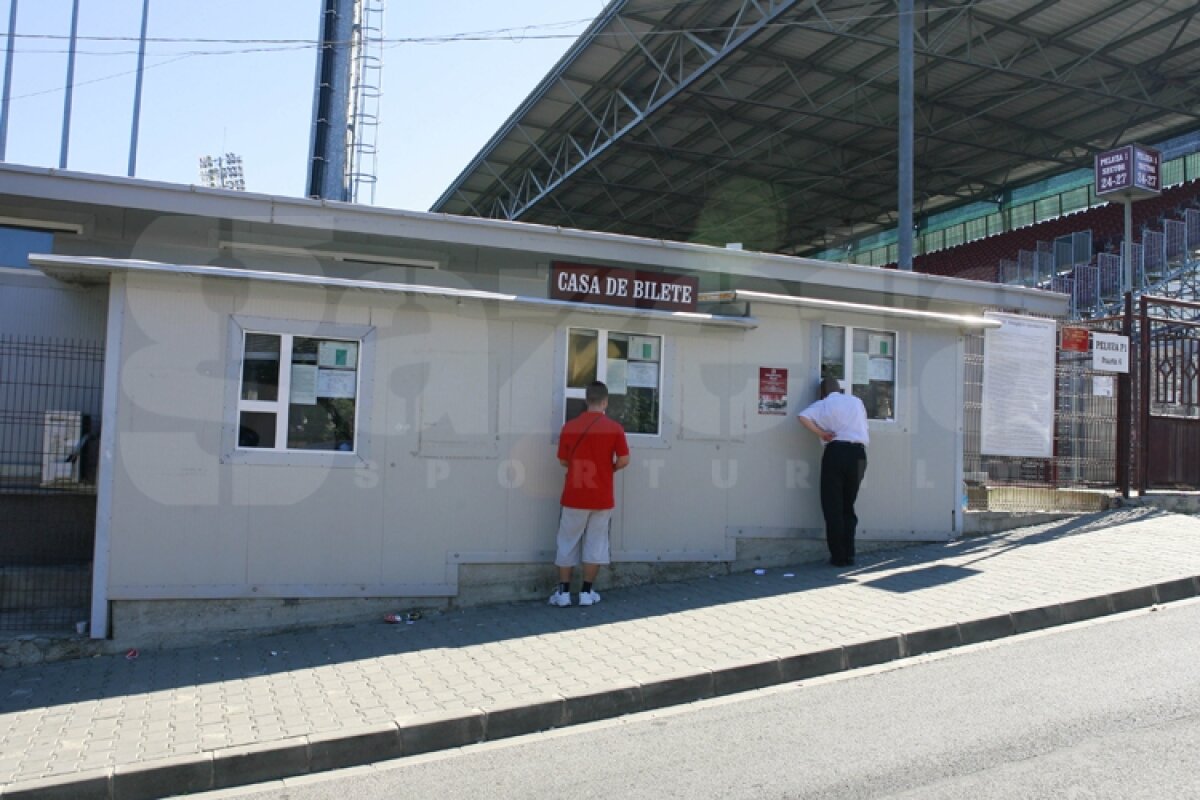 FOTO » Dimineaţă mai erau 8.000 de bilete pentru Steaua-Schalke. La Cluj a început ploaia