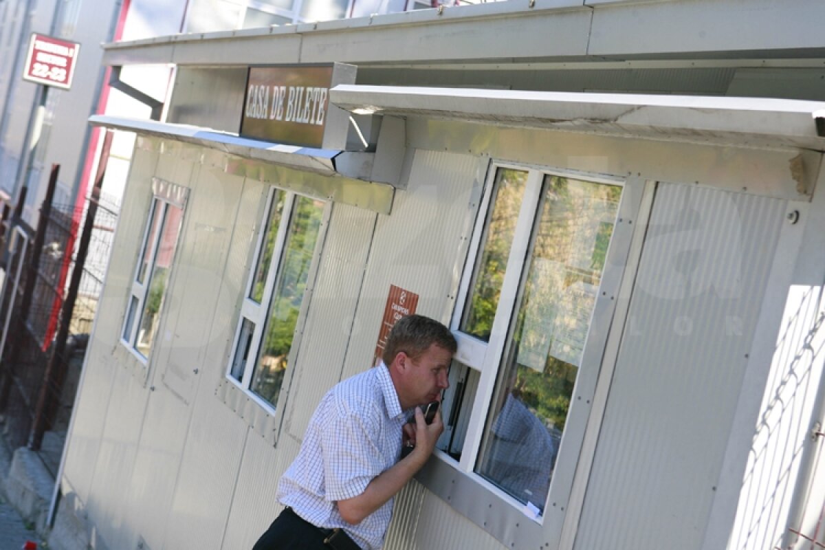 FOTO » Dimineaţă mai erau 8.000 de bilete pentru Steaua-Schalke. La Cluj a început ploaia