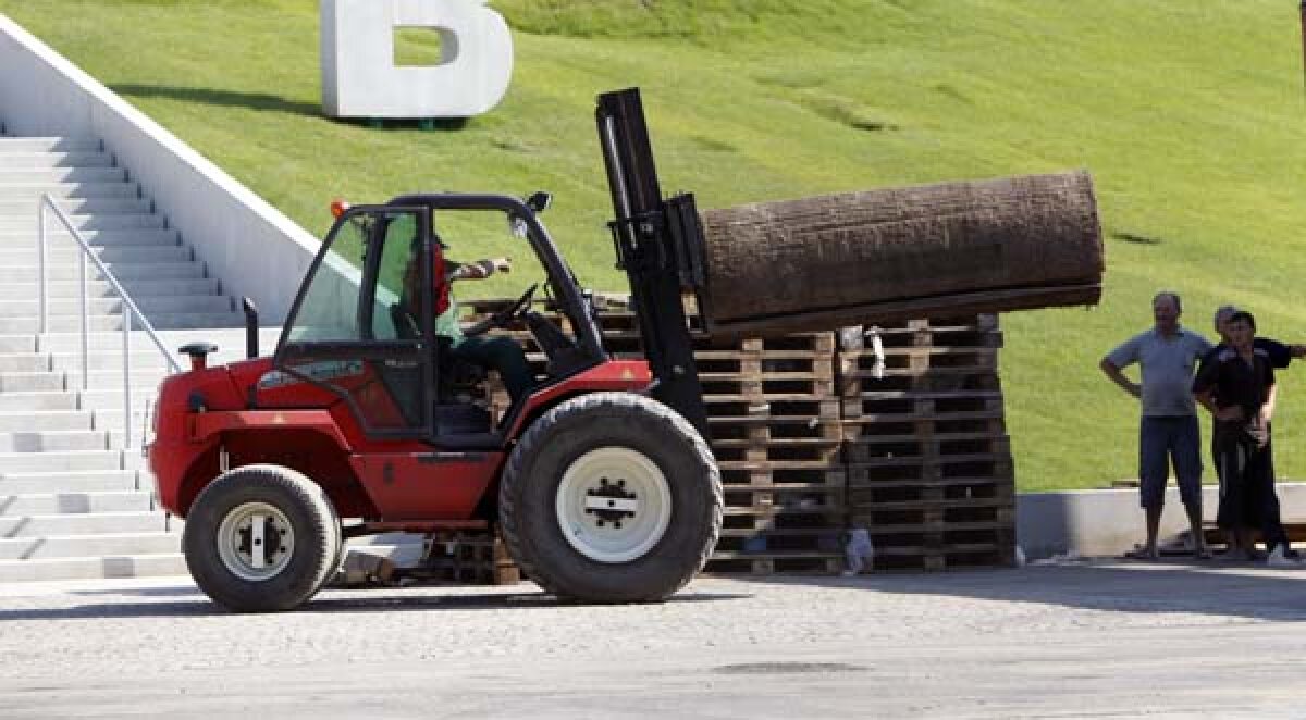 Gata! Noul gazon de pe Naţional Arena a fost montat în totalitate!