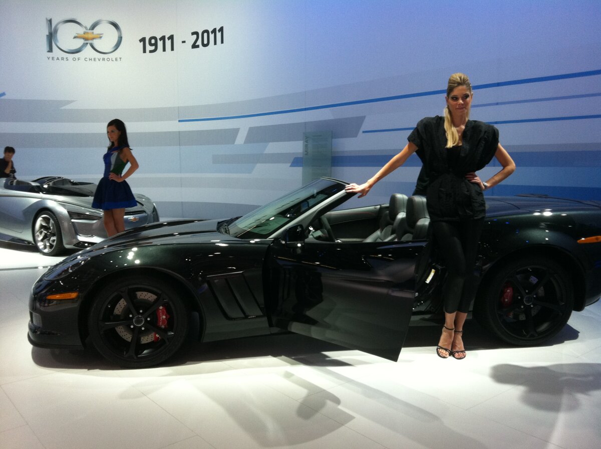 FOTO Maşinile de lux şi fotomodelele au făcut senzaţie la Salonul Auto de la Frankfurt 2011