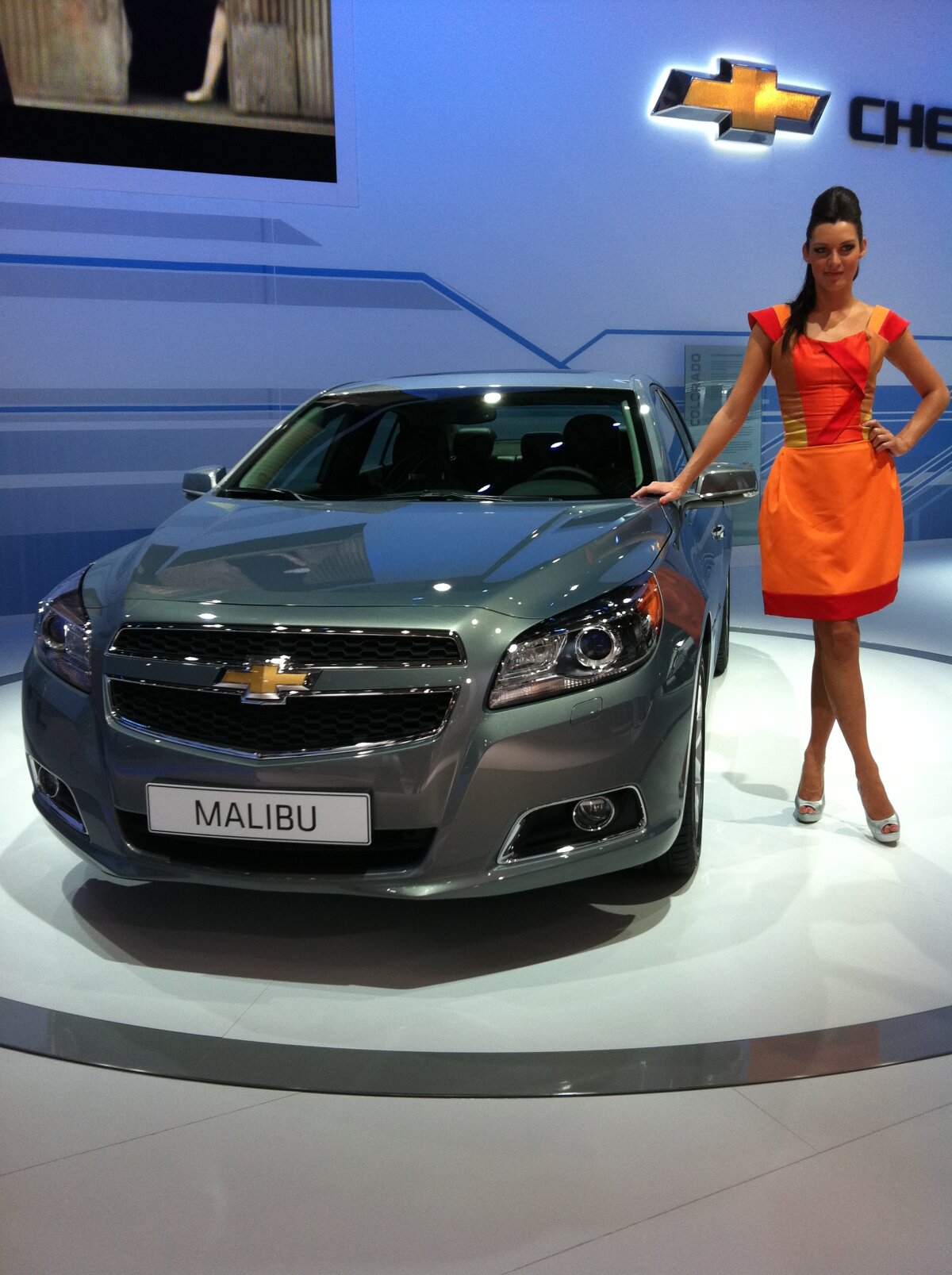 FOTO Maşinile de lux şi fotomodelele au făcut senzaţie la Salonul Auto de la Frankfurt 2011