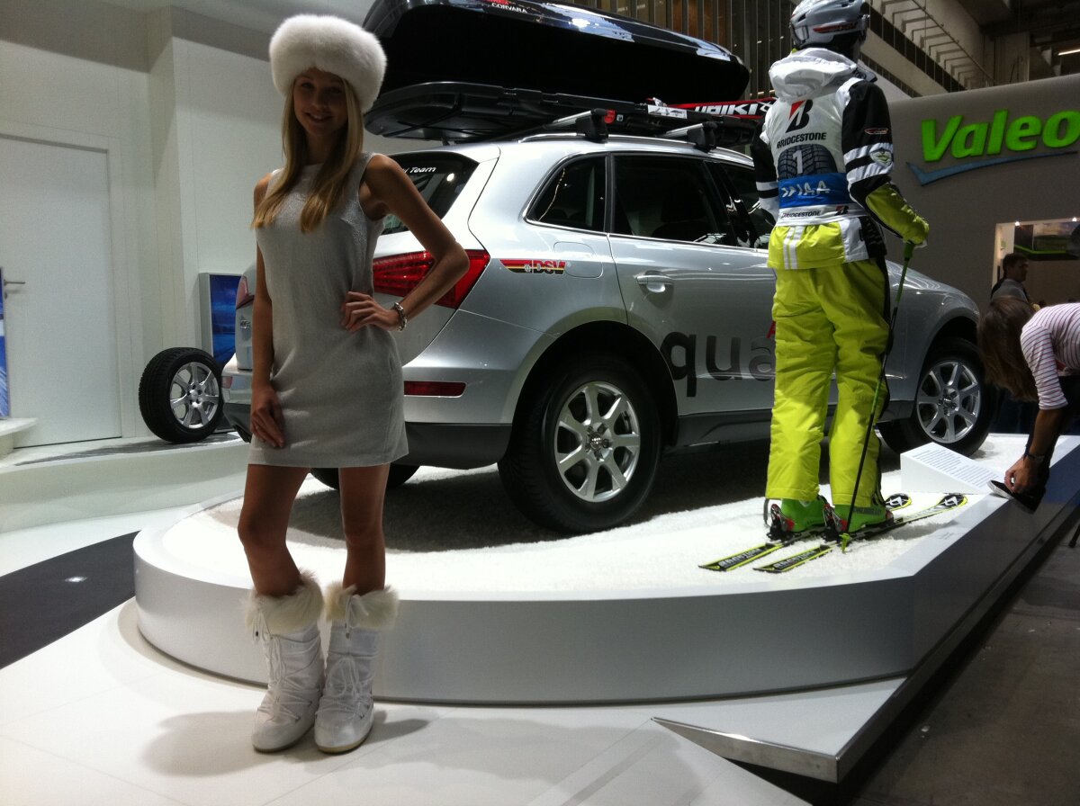 FOTO Maşinile de lux şi fotomodelele au făcut senzaţie la Salonul Auto de la Frankfurt 2011