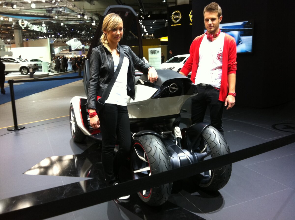 FOTO Maşinile de lux şi fotomodelele au făcut senzaţie la Salonul Auto de la Frankfurt 2011