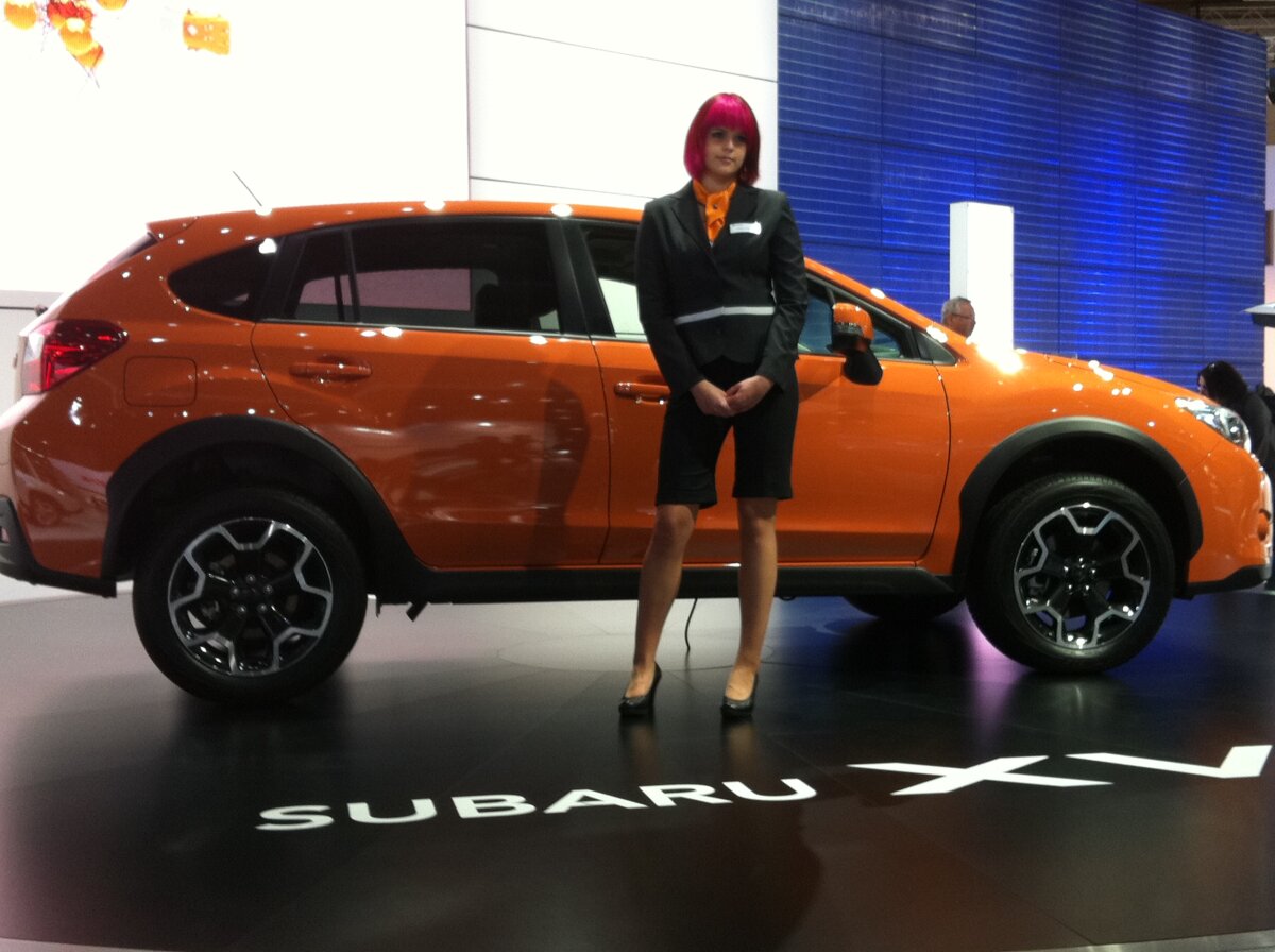 FOTO Maşinile de lux şi fotomodelele au făcut senzaţie la Salonul Auto de la Frankfurt 2011