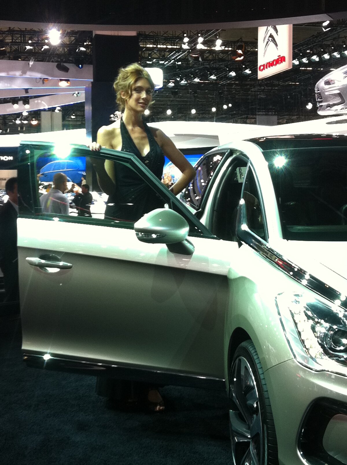 FOTO Maşinile de lux şi fotomodelele au făcut senzaţie la Salonul Auto de la Frankfurt 2011