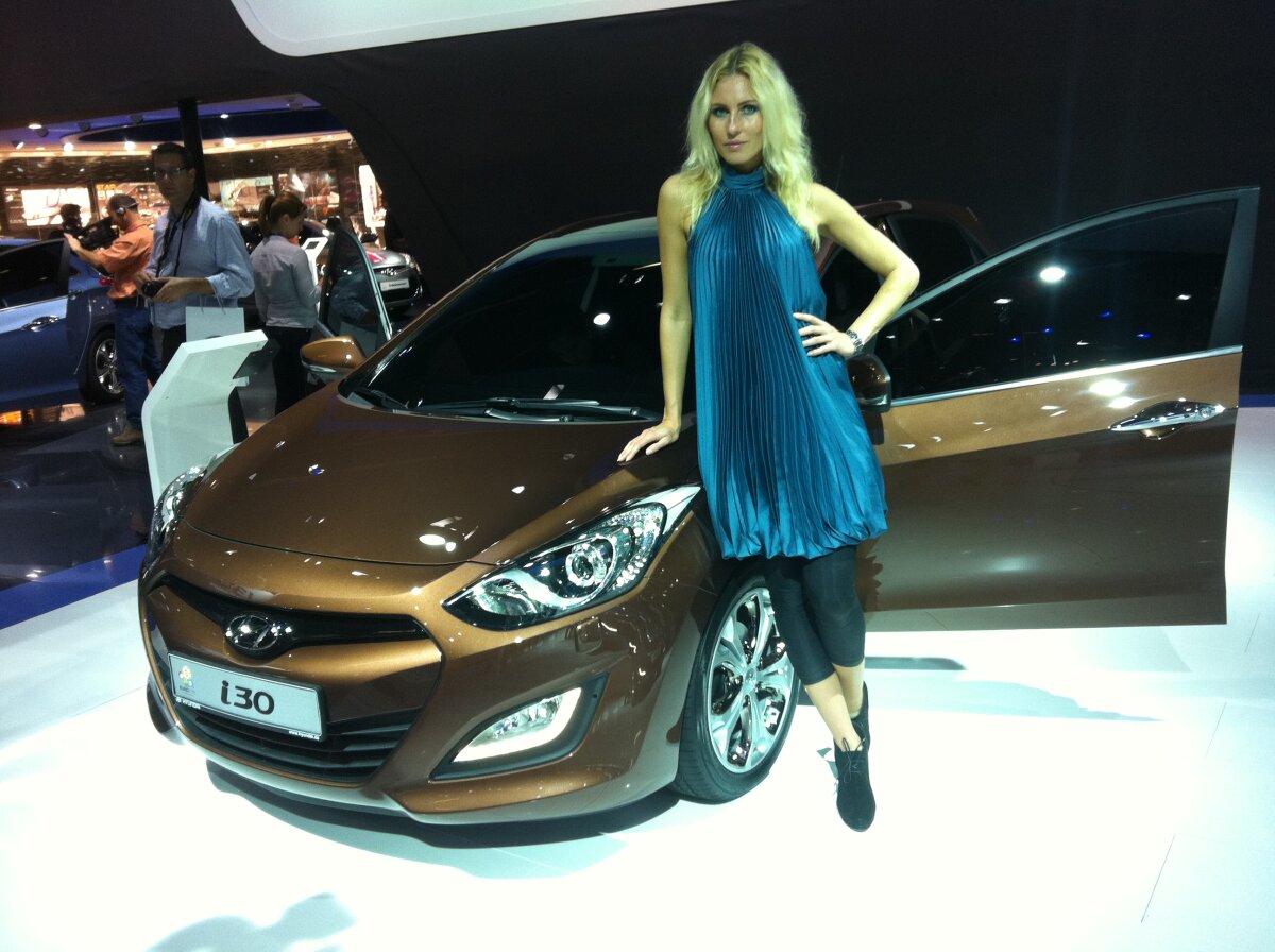 FOTO Maşinile de lux şi fotomodelele au făcut senzaţie la Salonul Auto de la Frankfurt 2011