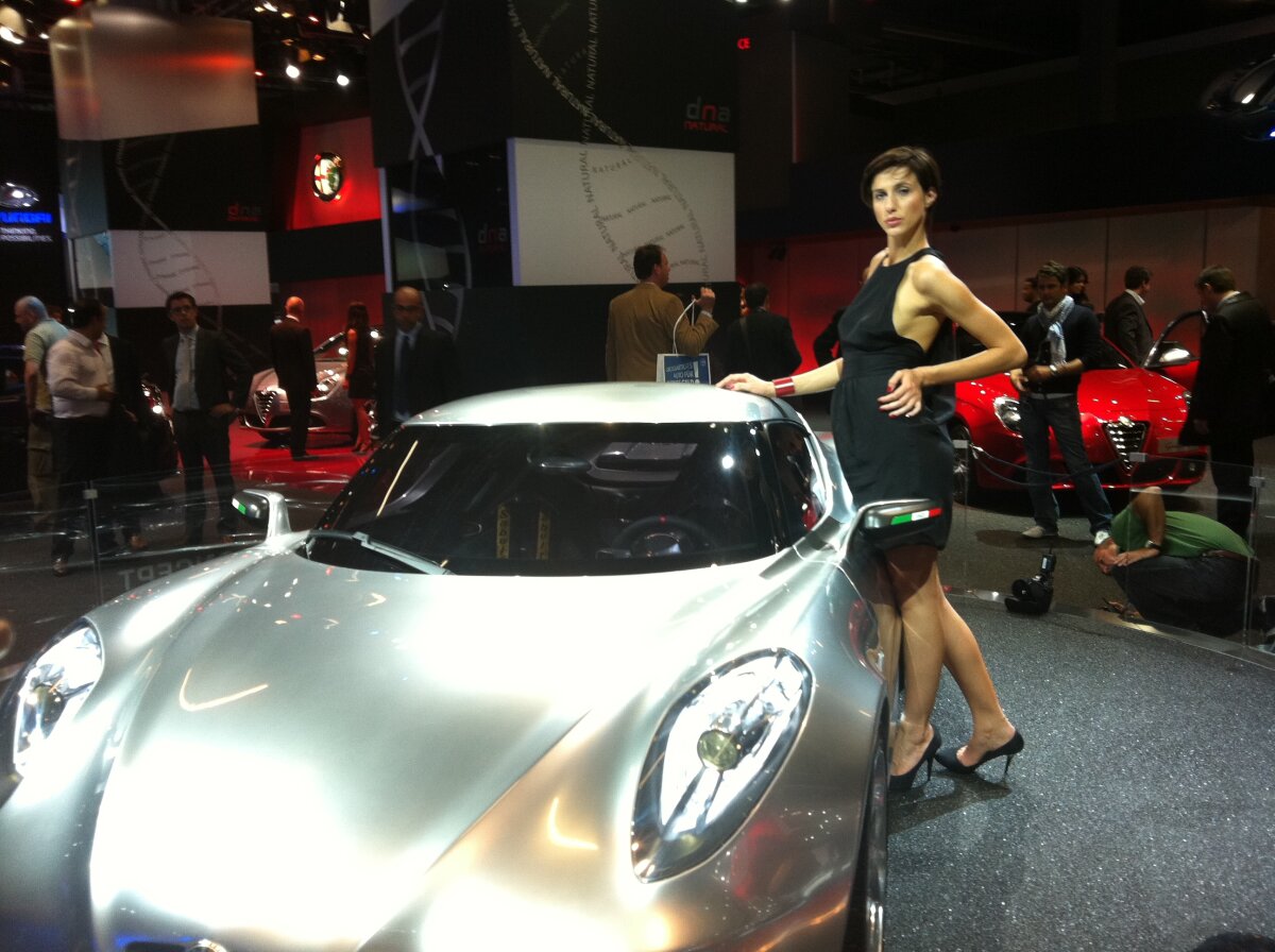 FOTO Maşinile de lux şi fotomodelele au făcut senzaţie la Salonul Auto de la Frankfurt 2011