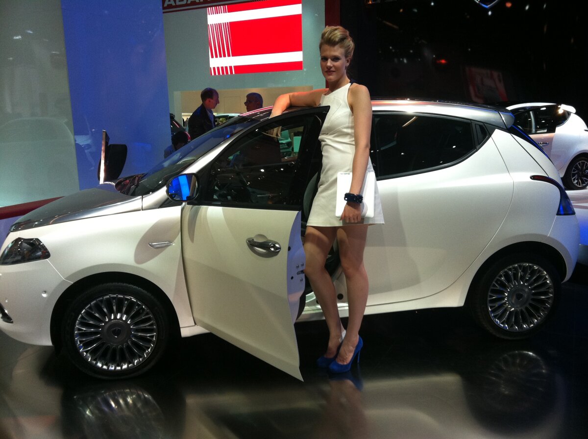 FOTO Maşinile de lux şi fotomodelele au făcut senzaţie la Salonul Auto de la Frankfurt 2011