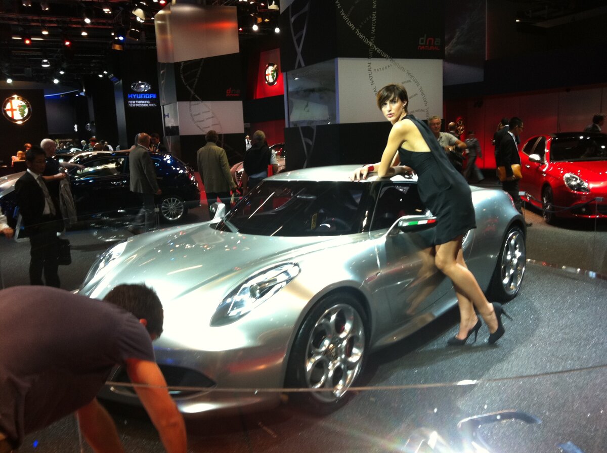 FOTO Maşinile de lux şi fotomodelele au făcut senzaţie la Salonul Auto de la Frankfurt 2011