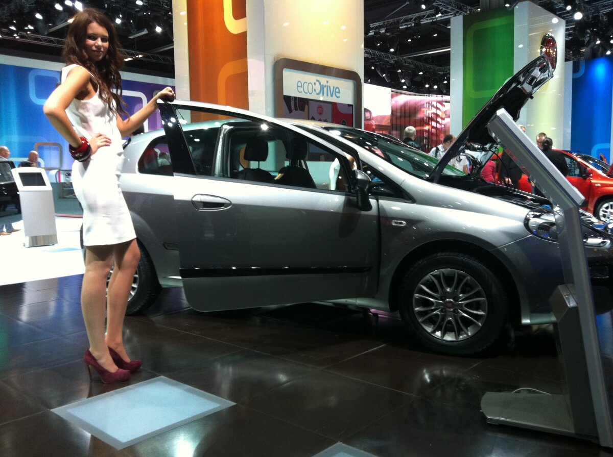 FOTO Maşinile de lux şi fotomodelele au făcut senzaţie la Salonul Auto de la Frankfurt 2011