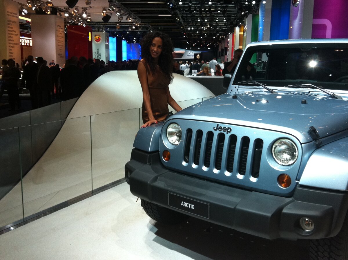 FOTO Maşinile de lux şi fotomodelele au făcut senzaţie la Salonul Auto de la Frankfurt 2011