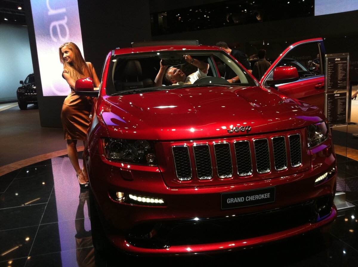 FOTO Maşinile de lux şi fotomodelele au făcut senzaţie la Salonul Auto de la Frankfurt 2011