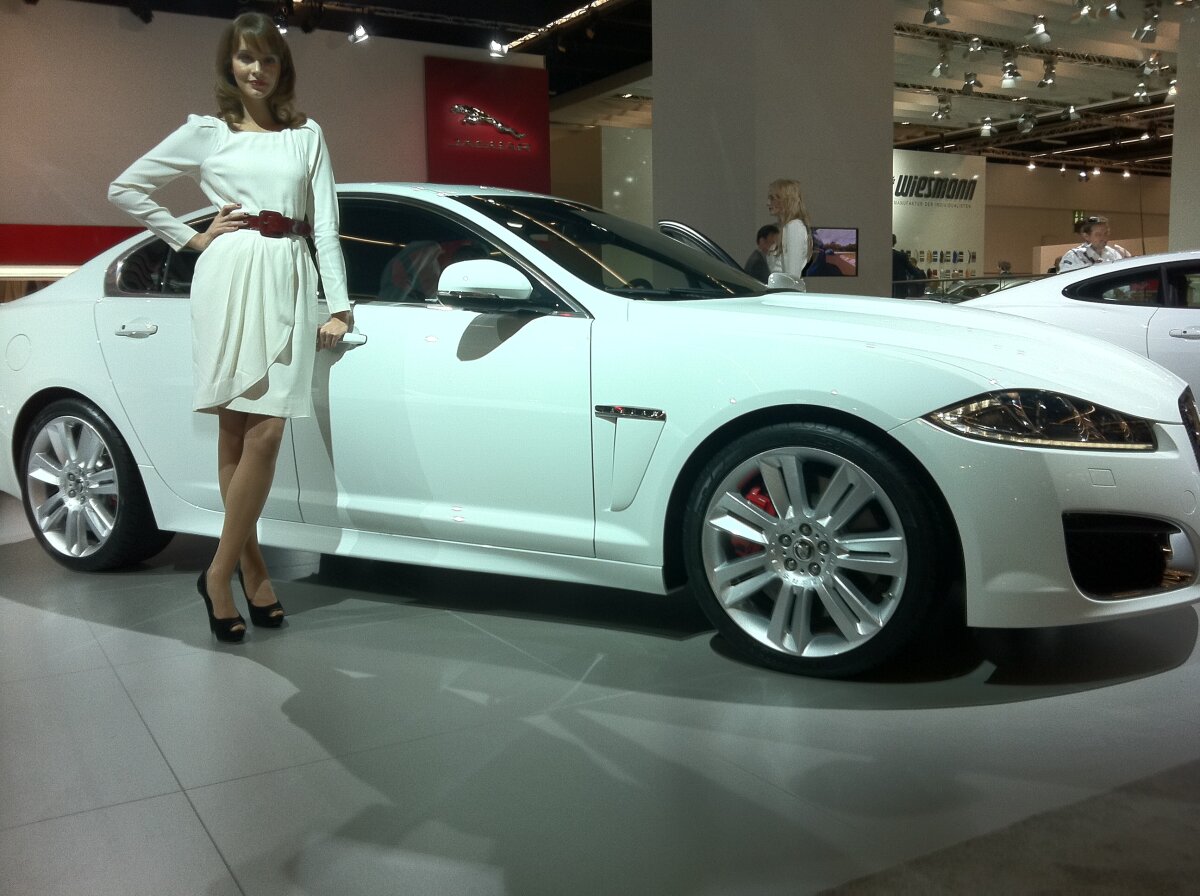 FOTO Maşinile de lux şi fotomodelele au făcut senzaţie la Salonul Auto de la Frankfurt 2011