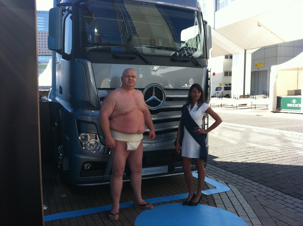 FOTO Maşinile de lux şi fotomodelele au făcut senzaţie la Salonul Auto de la Frankfurt 2011