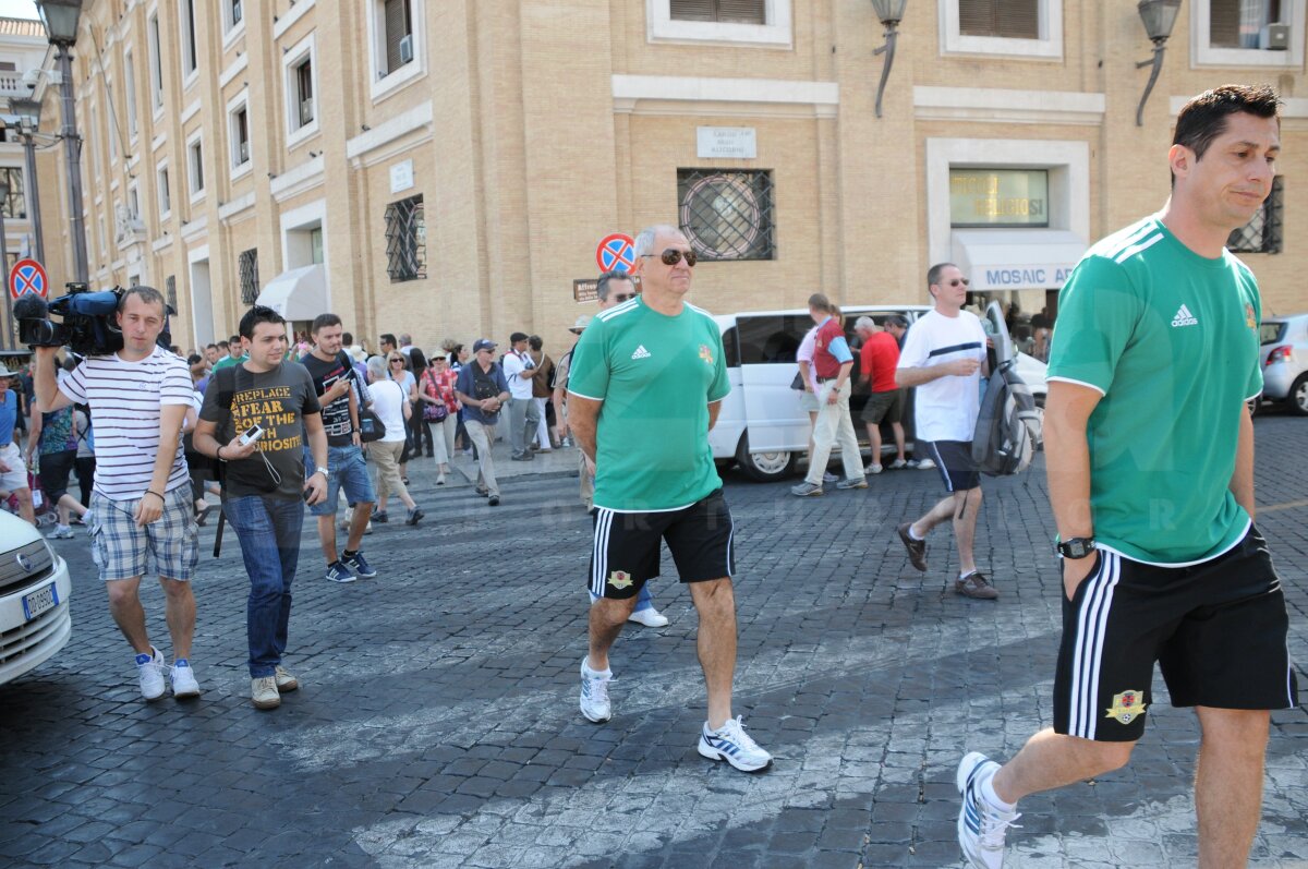 FOTO Momente vesele cu vasluienii la Vatican »» "Dulăul", ziariştii şi carabinierii :)