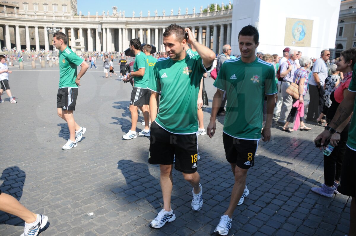 FOTO Momente vesele cu vasluienii la Vatican »» "Dulăul", ziariştii şi carabinierii :)