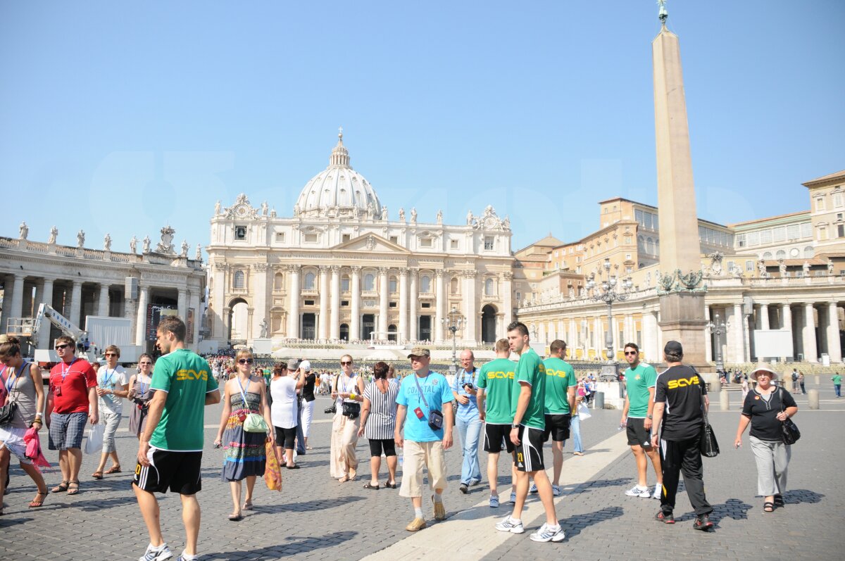 FOTO Momente vesele cu vasluienii la Vatican »» "Dulăul", ziariştii şi carabinierii :)