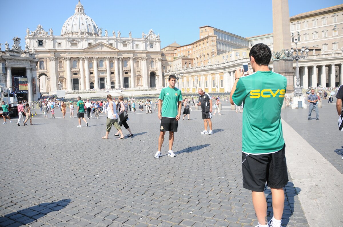 FOTO Momente vesele cu vasluienii la Vatican »» "Dulăul", ziariştii şi carabinierii :)