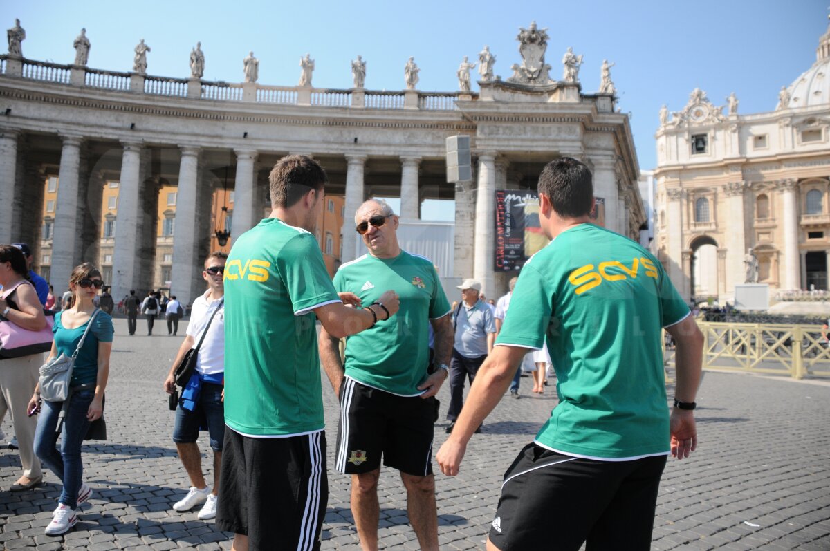 FOTO Momente vesele cu vasluienii la Vatican »» "Dulăul", ziariştii şi carabinierii :)