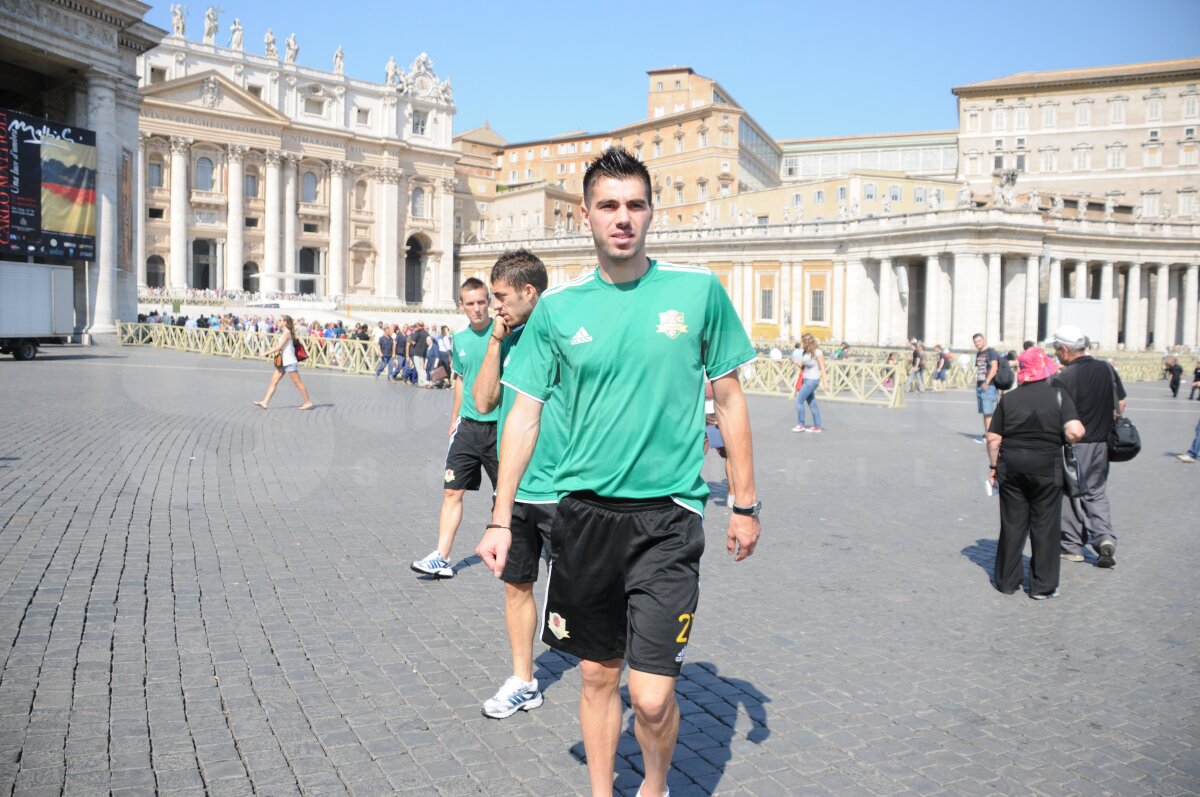 FOTO Momente vesele cu vasluienii la Vatican »» "Dulăul", ziariştii şi carabinierii :)