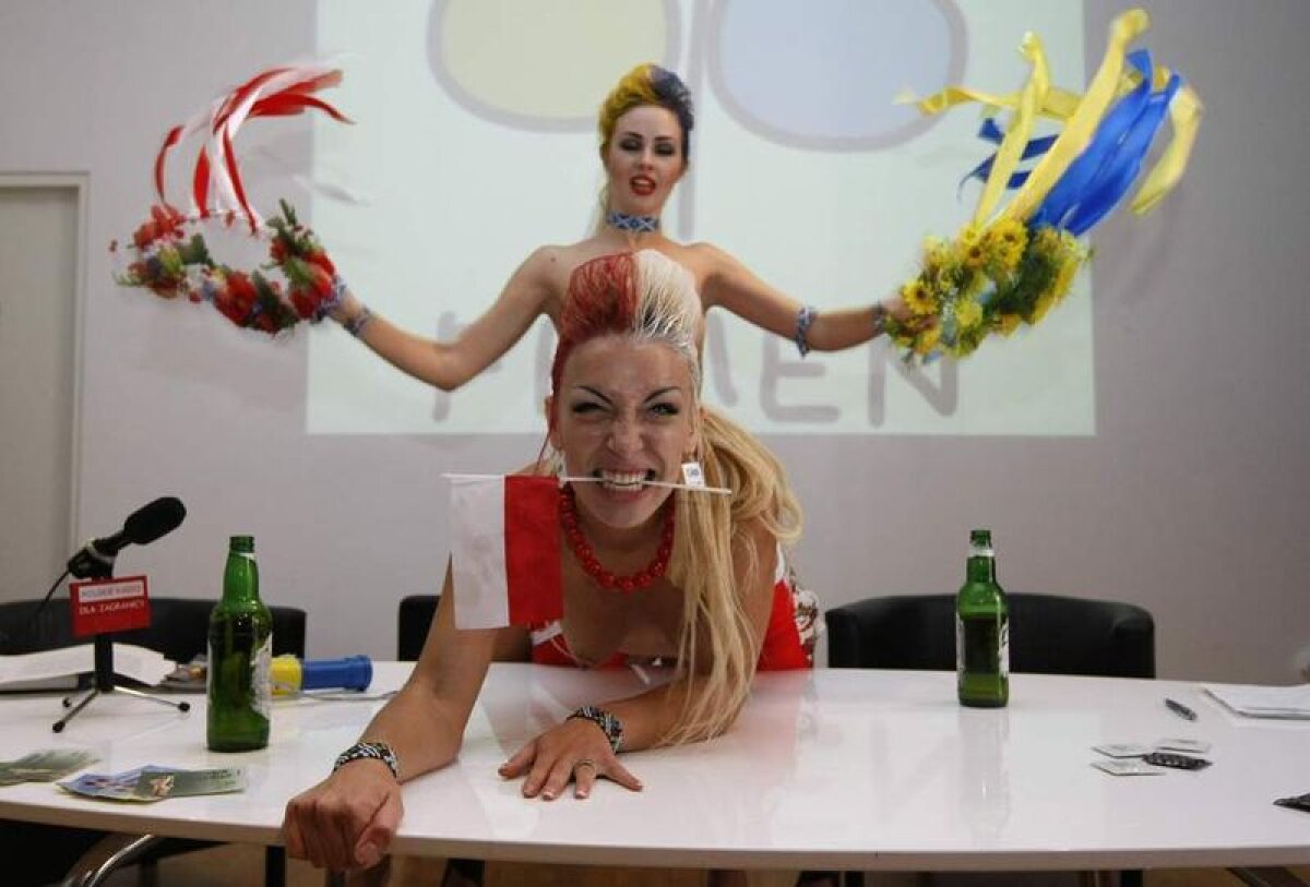 "Femen" revine! Protest la bustul gol contra corupţiei din fotbal