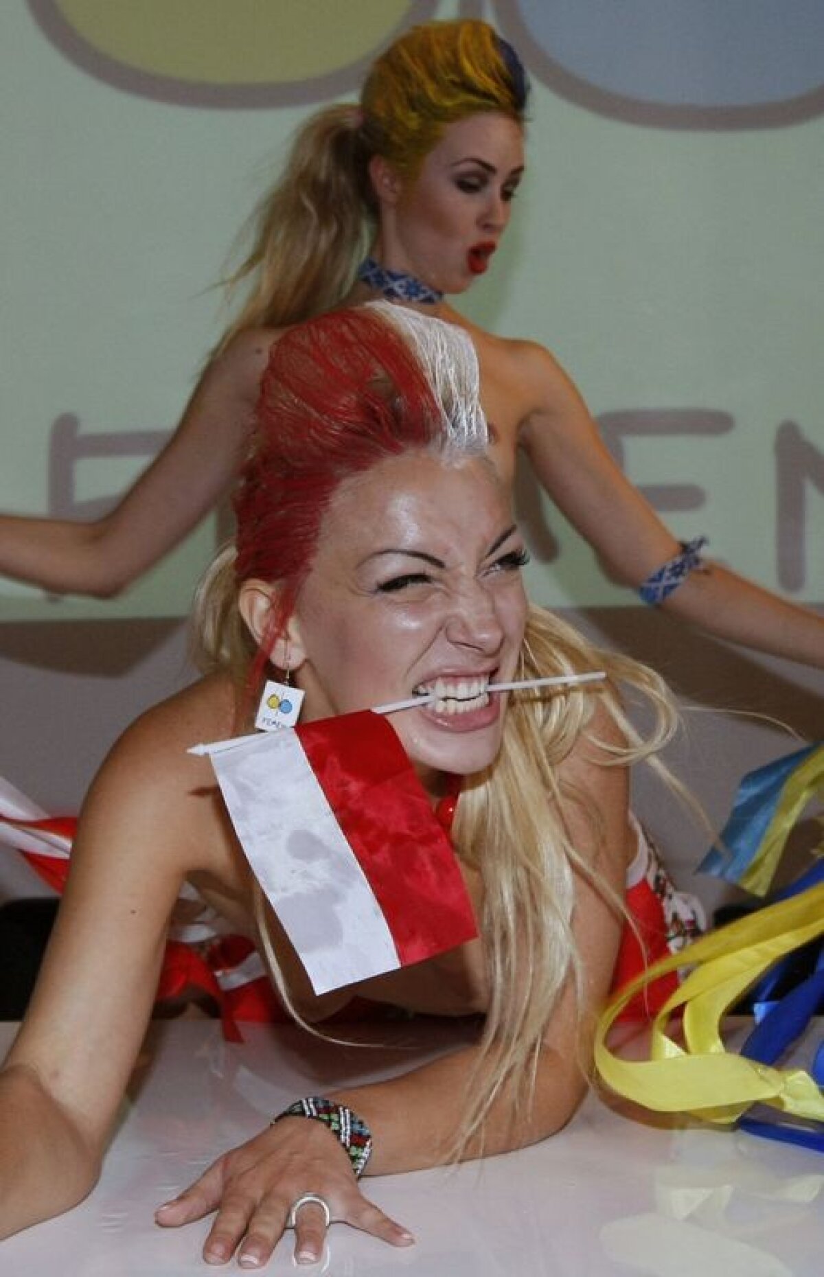 "Femen" revine! Protest la bustul gol contra corupţiei din fotbal