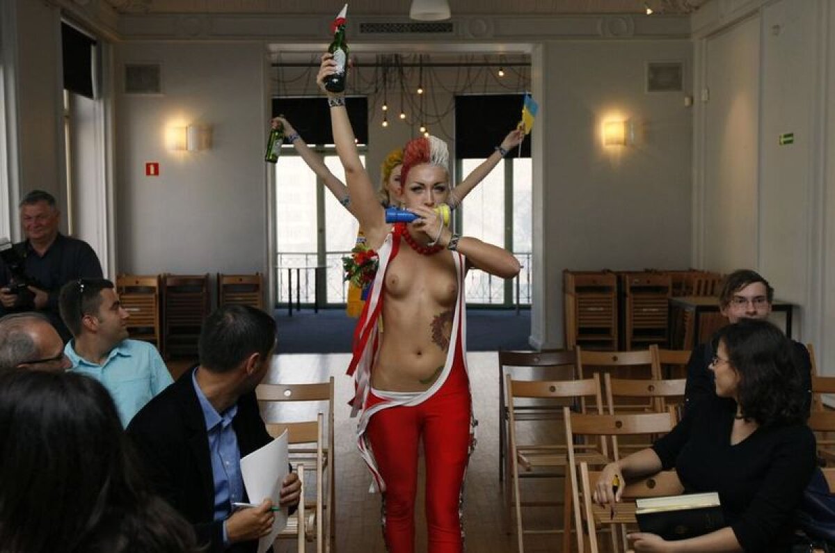 "Femen" revine! Protest la bustul gol contra corupţiei din fotbal