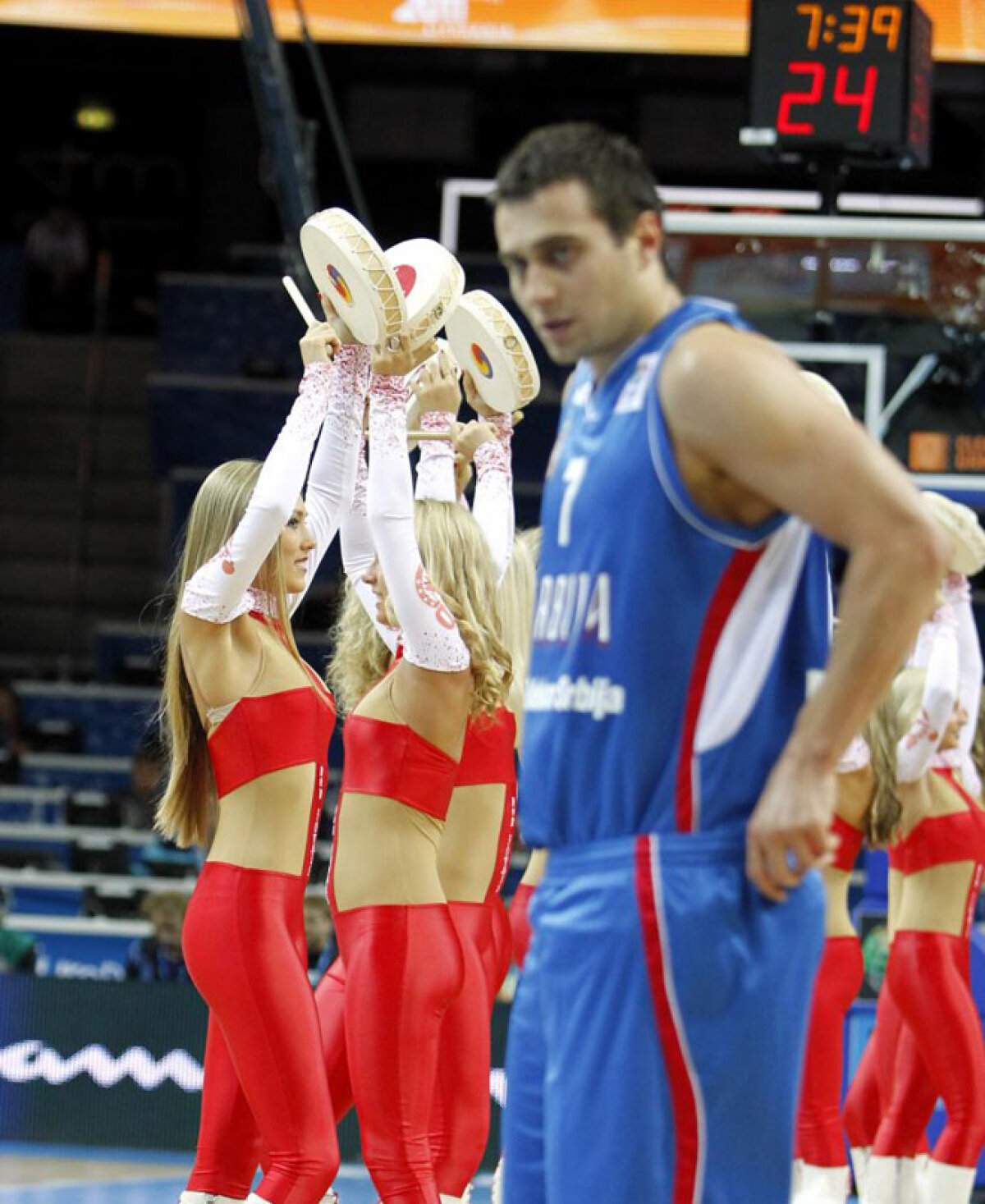 GALERIE FOTO » Ele încălzesc atmosfera la Europeanul de baschet!