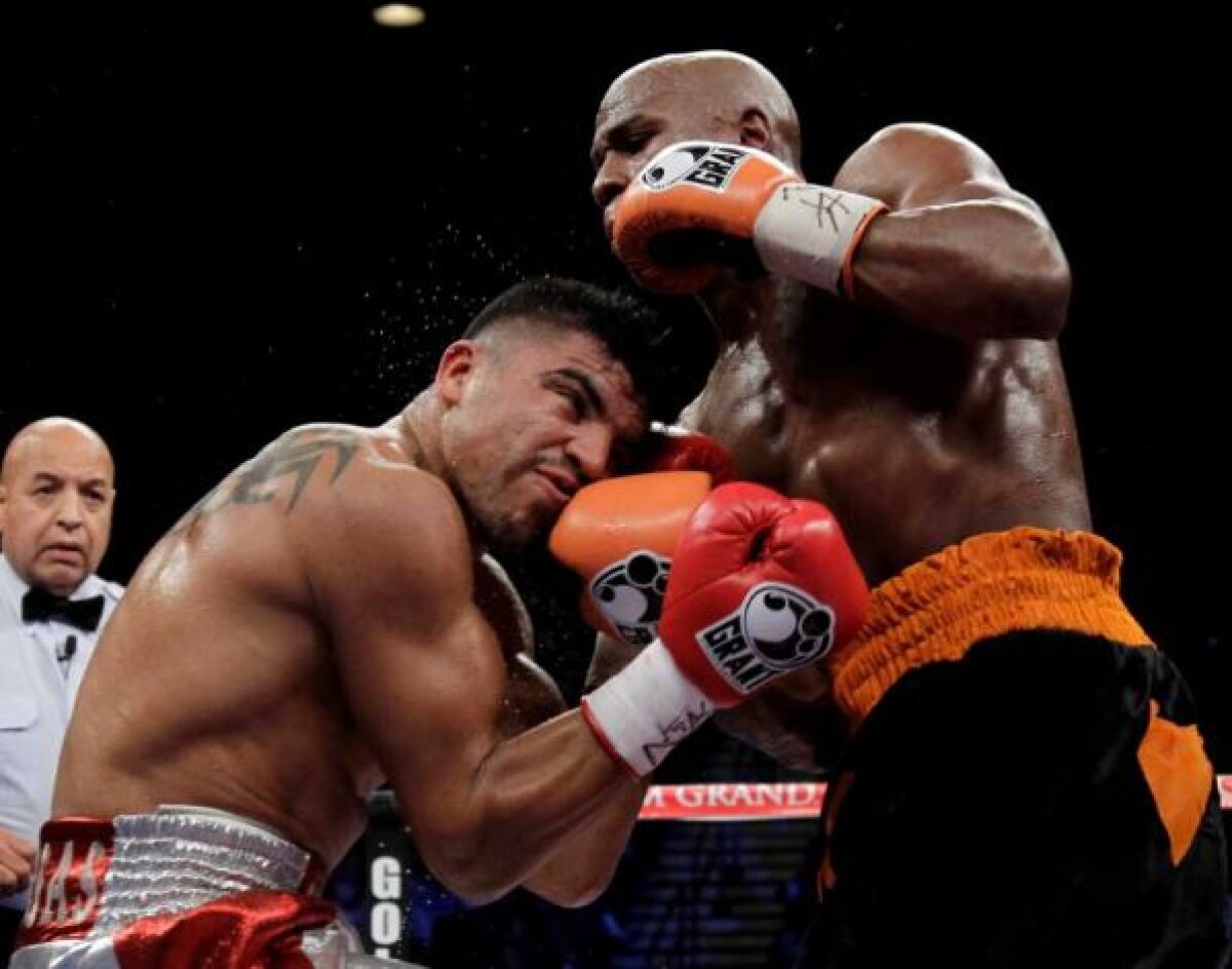 KO ucigător » Floyd Mayweather Jr a revenit cu un succes controversat şi este noul campion mondial WBC