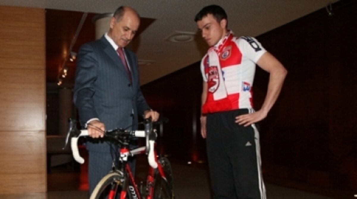 Între ei, milionarii » Glume cu trotinete, biciclete, cărbuni de grătar şi bilete pe şina de tren între Badea şi Copos