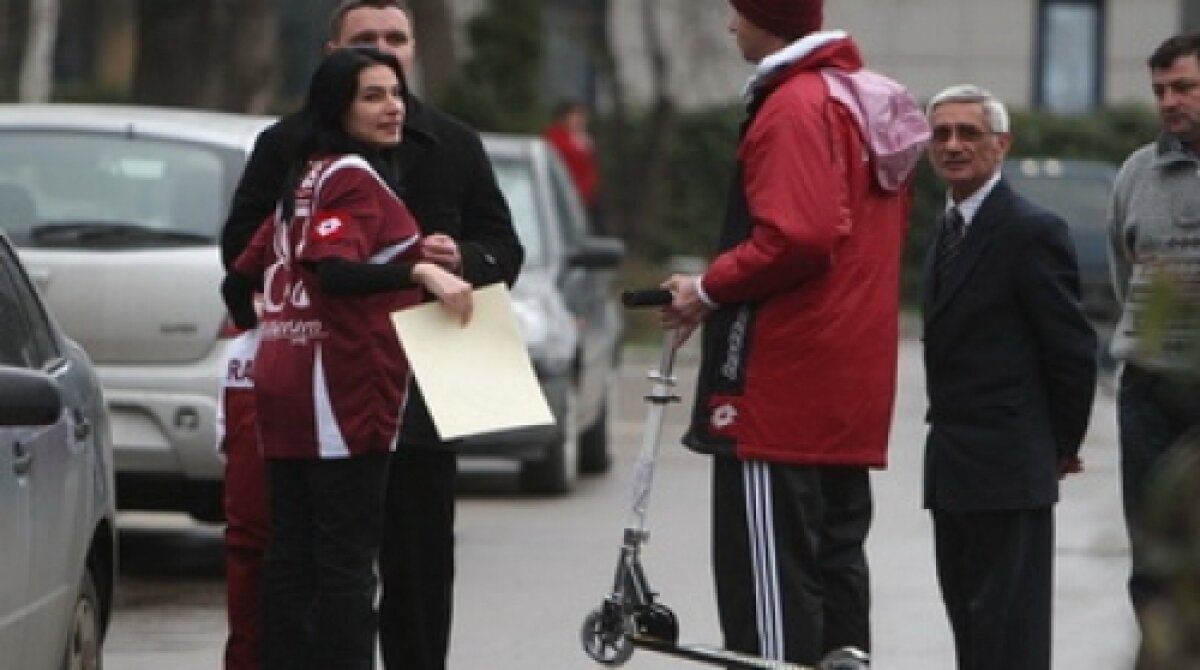 Între ei, milionarii » Glume cu trotinete, biciclete, cărbuni de grătar şi bilete pe şina de tren între Badea şi Copos