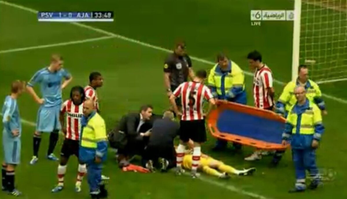 VIDEO » Portarul lui PSV a suferit o accidentare gravă la meciul cu Ajax!