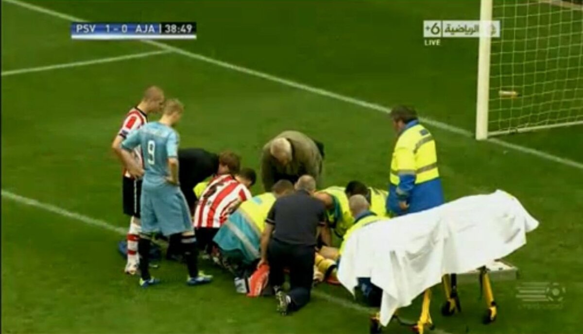 VIDEO » Portarul lui PSV a suferit o accidentare gravă la meciul cu Ajax!