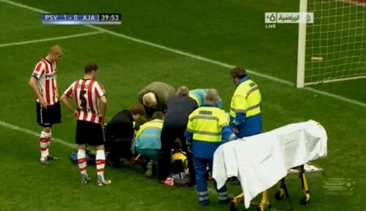 VIDEO » Portarul lui PSV a suferit o accidentare gravă la meciul cu Ajax!
