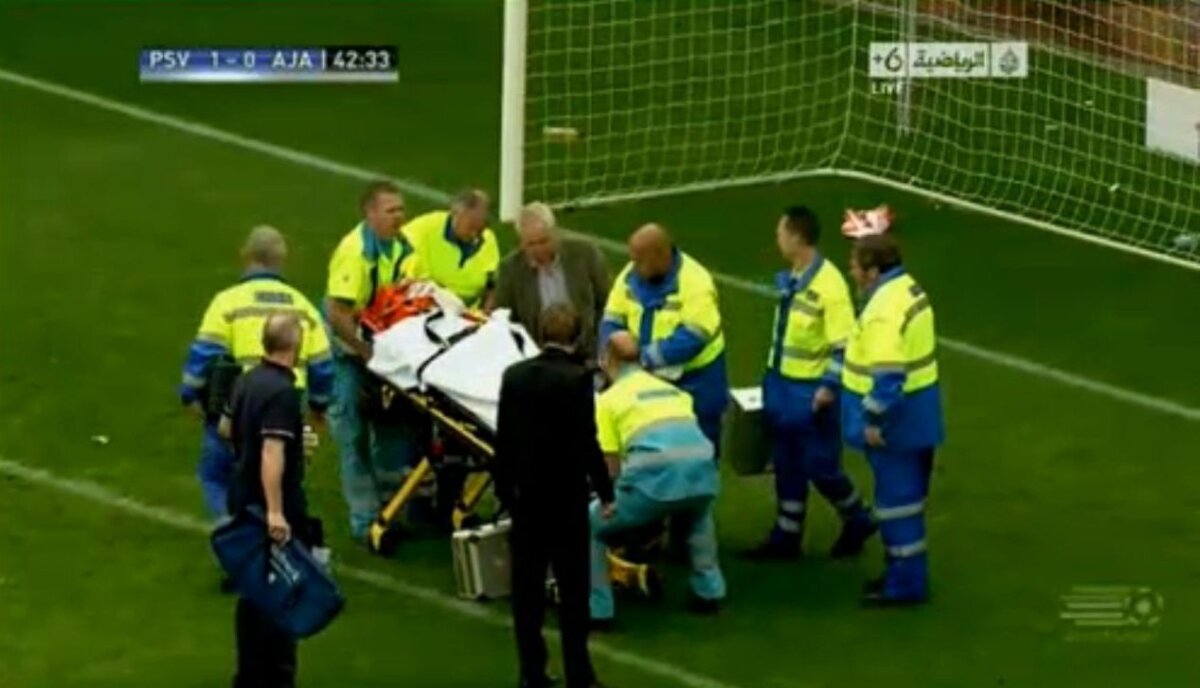 VIDEO » Portarul lui PSV a suferit o accidentare gravă la meciul cu Ajax!