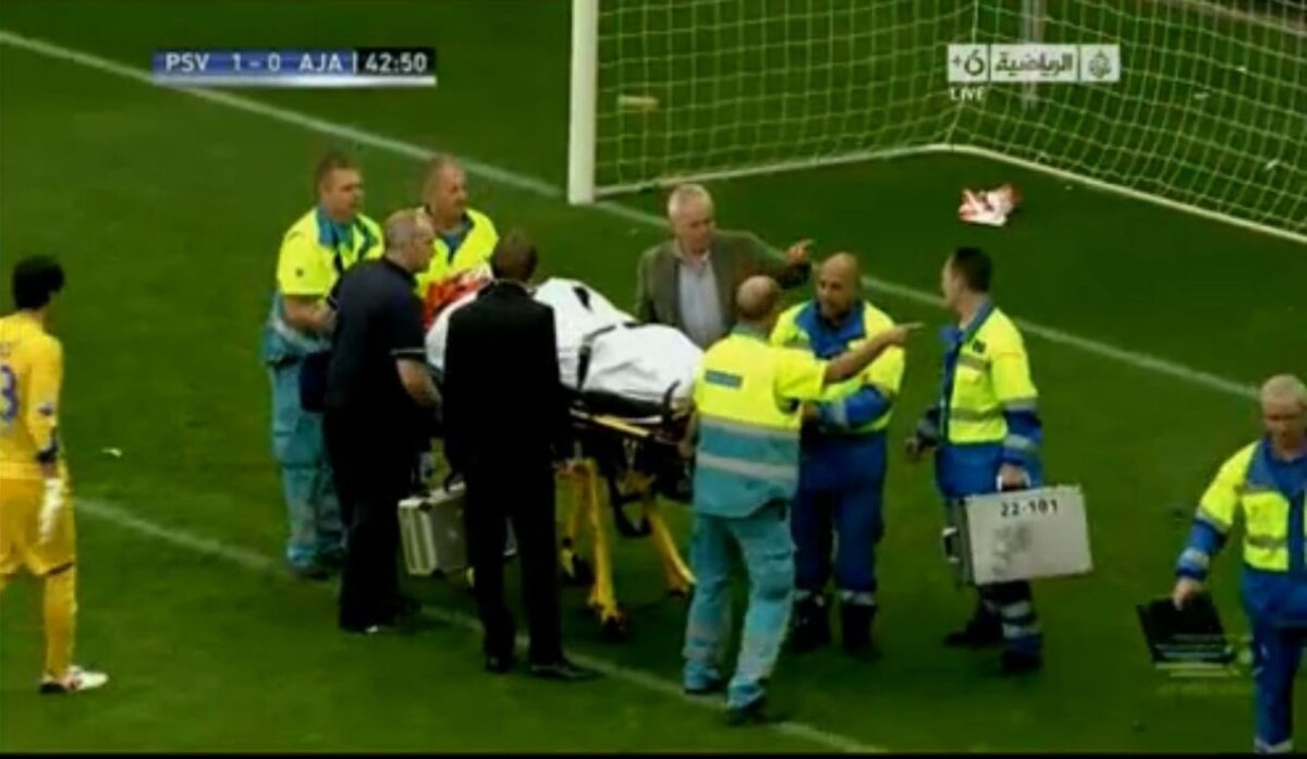 VIDEO » Portarul lui PSV a suferit o accidentare gravă la meciul cu Ajax!