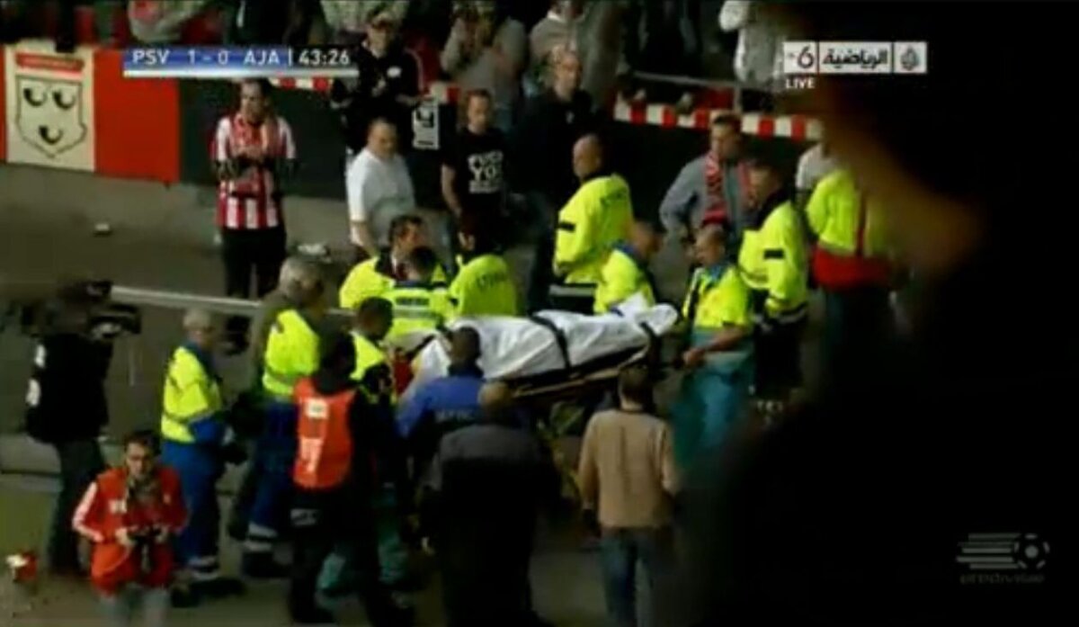 VIDEO » Portarul lui PSV a suferit o accidentare gravă la meciul cu Ajax!