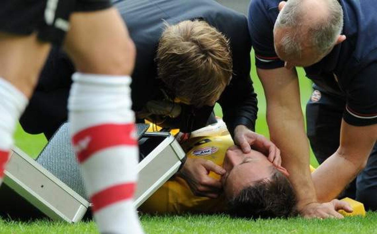 VIDEO » Portarul lui PSV a suferit o accidentare gravă la meciul cu Ajax!