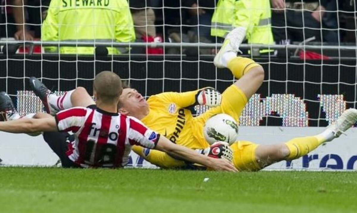 VIDEO » Portarul lui PSV a suferit o accidentare gravă la meciul cu Ajax!