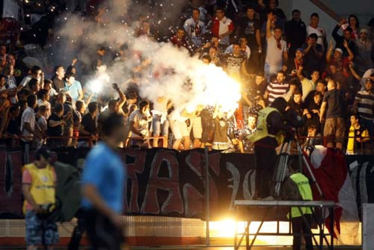 Derby la foc mărunt! » Spectacolul din tribune a fost umbrit de evacuarea galeriei dinamoviste